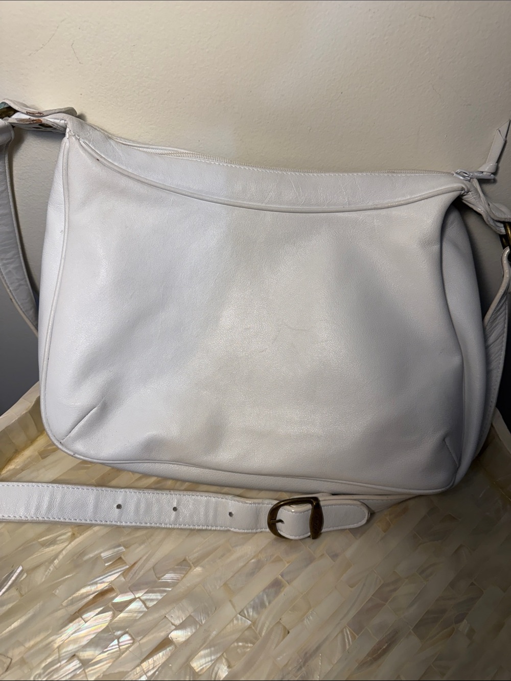 Etienne Aigner White Leather Shoulder Bag with Gold-Tone Logo - Picture 4 of 6